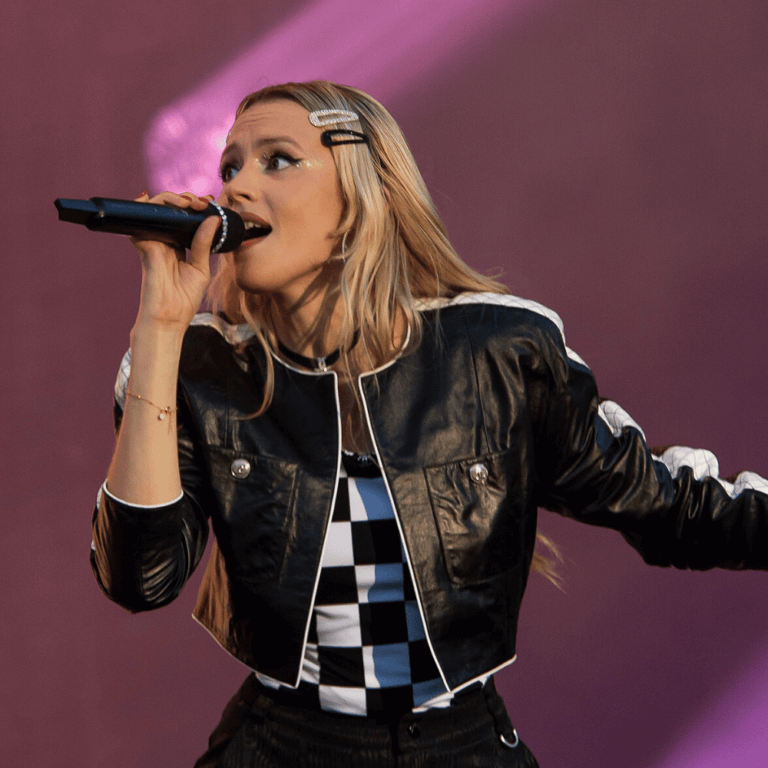 Photo de la chanteuse Angele qui chante sur scène