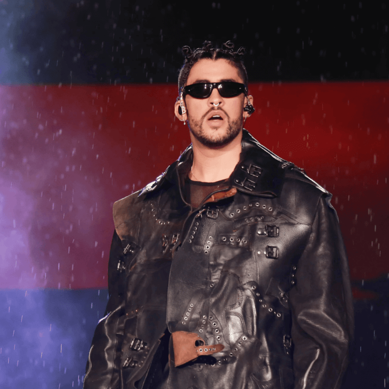 Photo de Bad Bunny sur scène avecd es lunettes de soleil