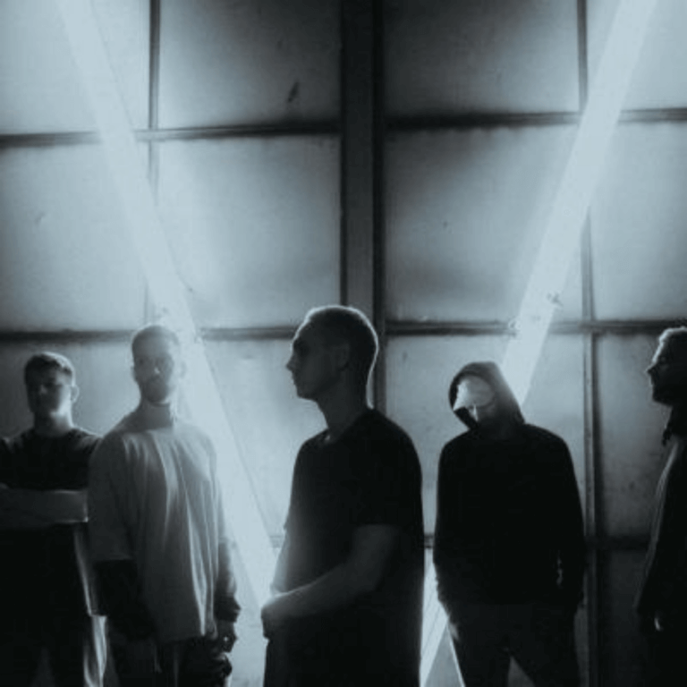 Photo du groupe Landmvrks en noir et blanc dans un hangar en noir et blanc